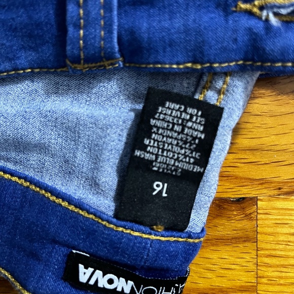 Fashion Nova flare jeans size 16. - Picture 2 of 3